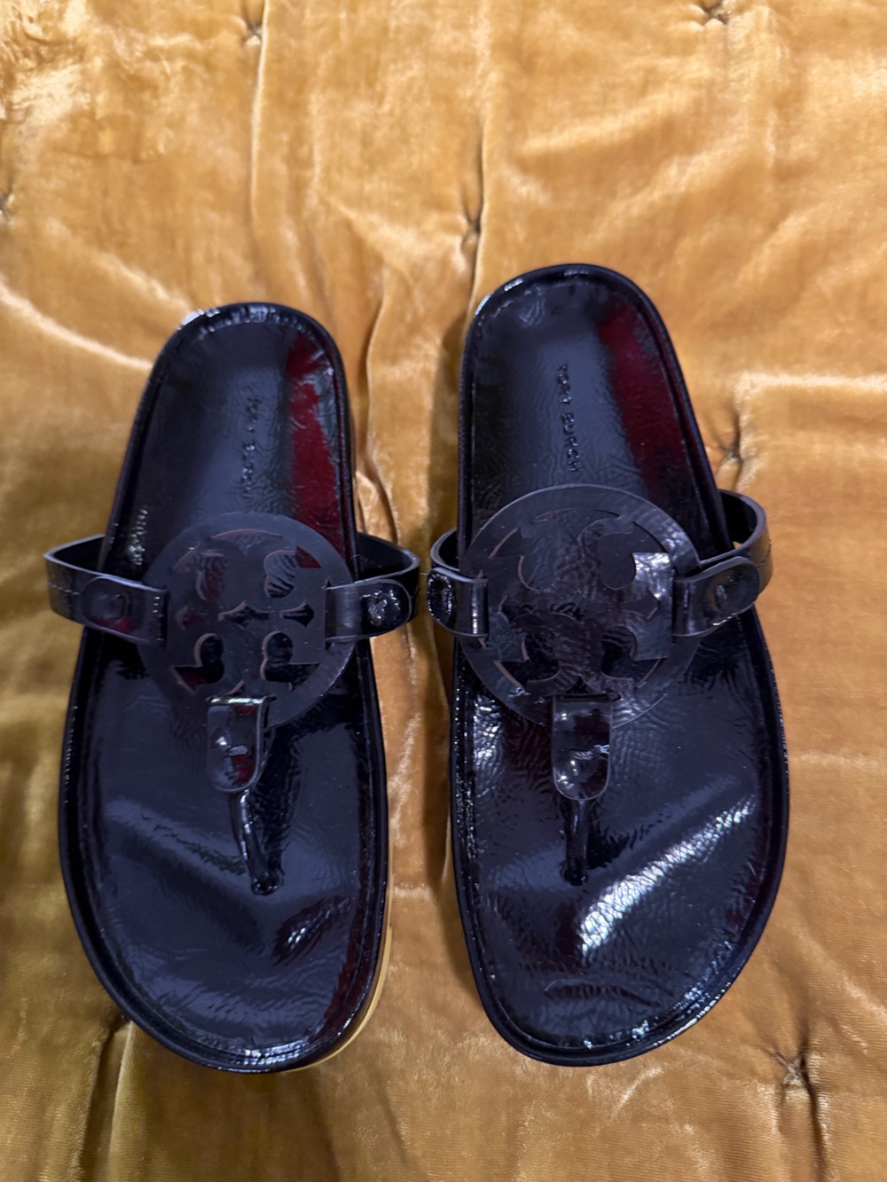 NWT Tory Burch Cloud Lug Patent Leather Logo Thong Sandals in Black